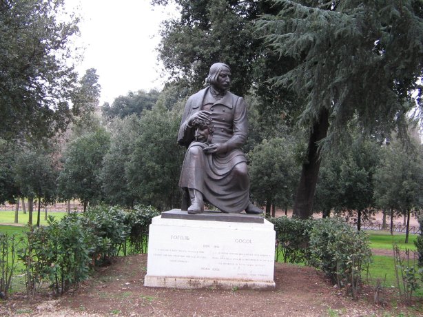 Estátua de Gógol em Villa Borghese, Roma, Itália
